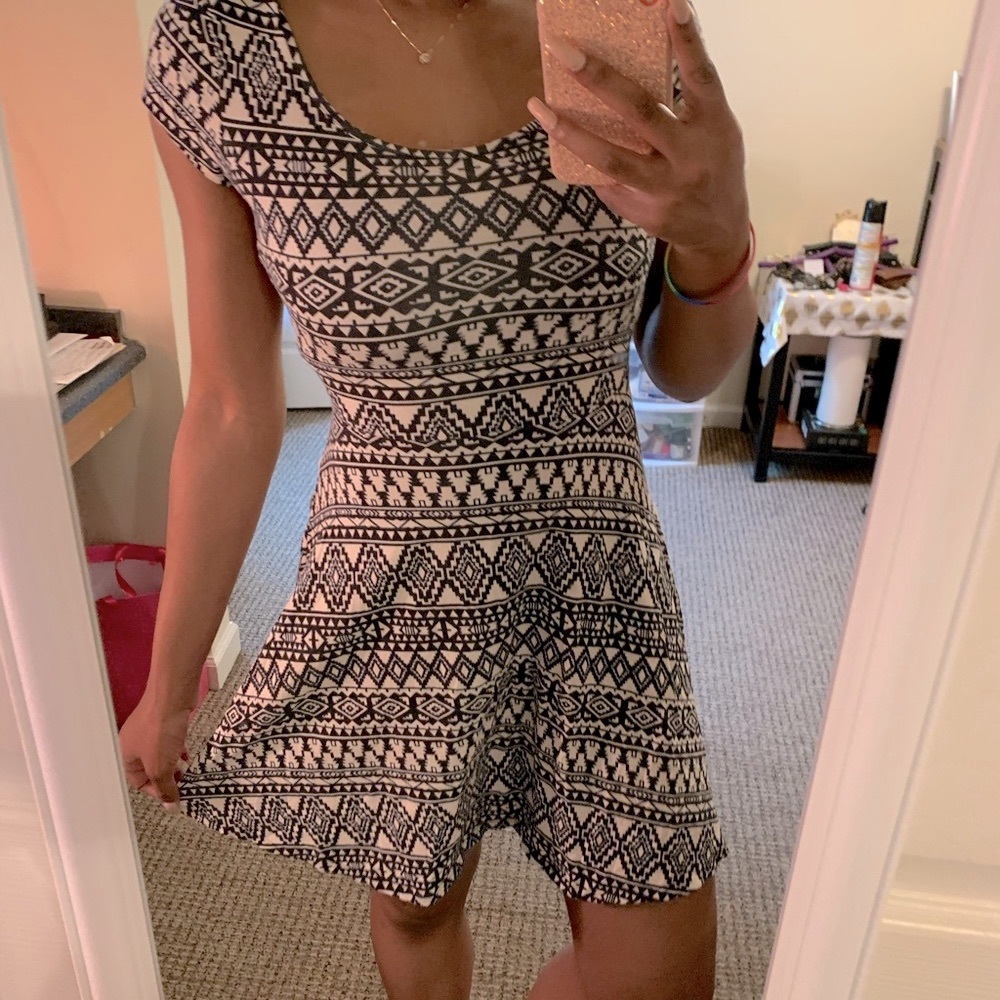 Patterned Designed Dress - Picture 3 of 7